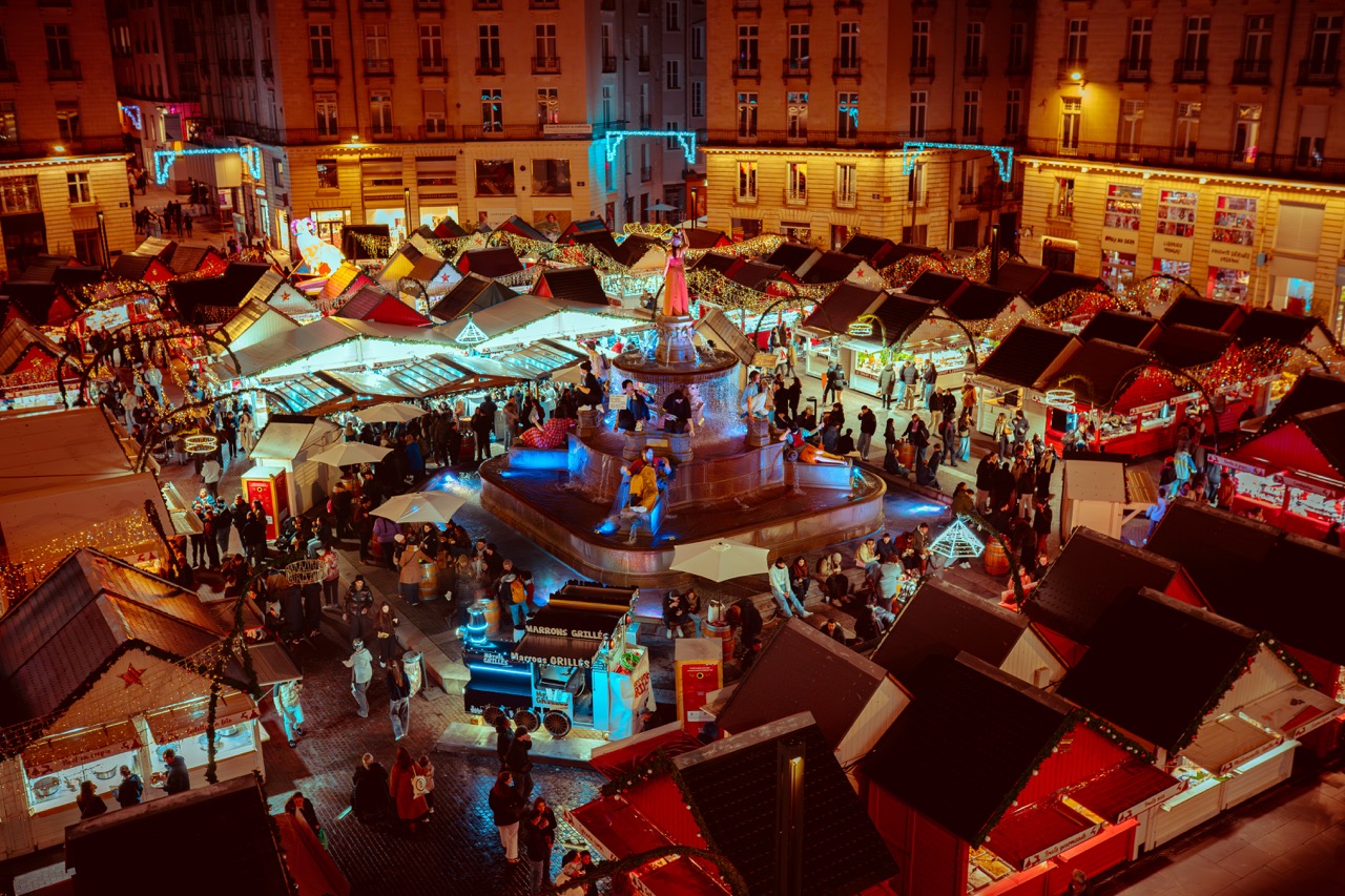marche-noel-nantes-centre-ville-2025.jpg Marché de Noël de Nantes 2025 en centre-ville, chalets illuminés autour de la place Royale